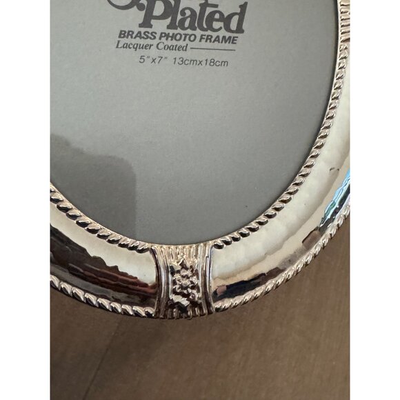 Silver Plated Oval Brass Photo Frame 5"x7" Lacquer Coated With Intricate Design - Picture 5 of 7